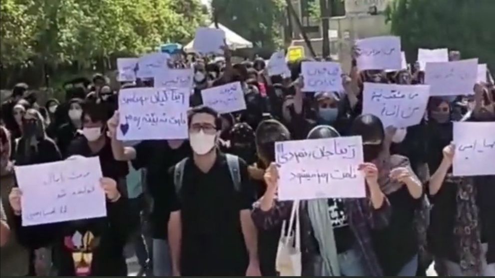 Students protesting in Tehran University on September 21, 2022