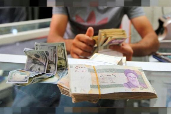 Foreign currency dealer in Tehran counting banknotes. Undated