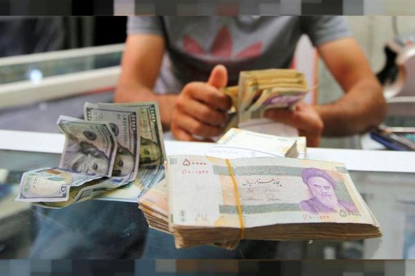 العملة الإيرانية تواصل انهيارها والدولار يسجل 40 ألف تومان في سوق العملات
