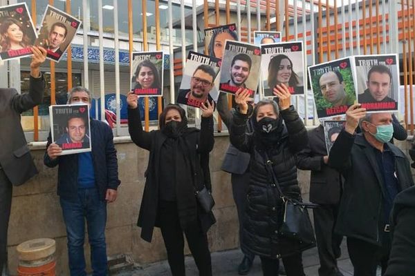 الاعتداء على أقارب ضحايا الطائرة الأوكرانية أثناء احتجاجهم على الغزو الروسي