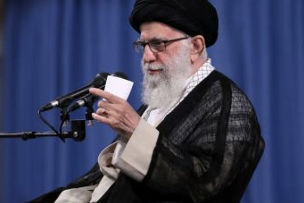 طلاب ومدرسون بالحوزات الدينية: خامنئي معزول وحكمه غير شرعي