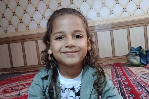 أطلقوا الرصاص عليهما وتركوهما دون إسعاف.. الشرطة الإيرانية تقتل طفلا وتصيب أخته