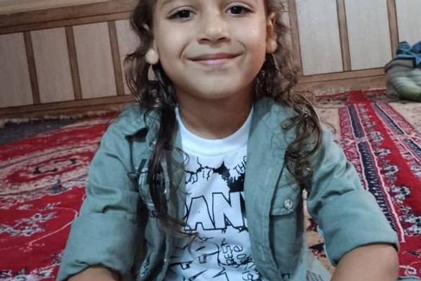 أطلقوا الرصاص عليهما وتركوهما دون إسعاف.. الأمن الإيراني يقتل طفلا ويصيب أخته