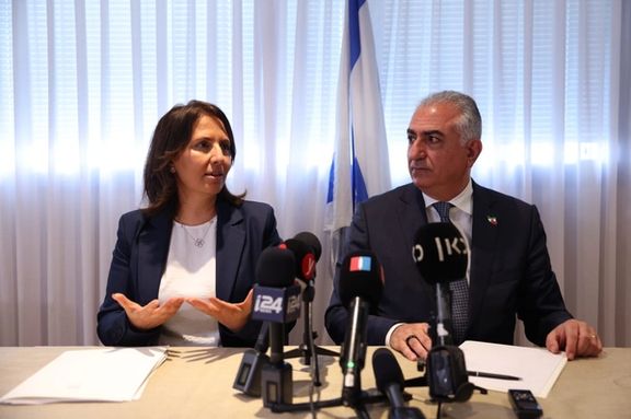 Israeli Intelligence Minister Gila Gamliel (leeft) and Iranian exiled Prince Reza Pahlavi in Tel Aviv, Israel