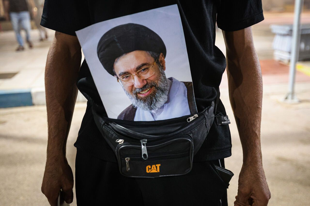 پس از جنجال استعفا، دفتر مجتبی خامنه‌ای واکنش او به «نامه» پزشکیان را تکذیب کرد