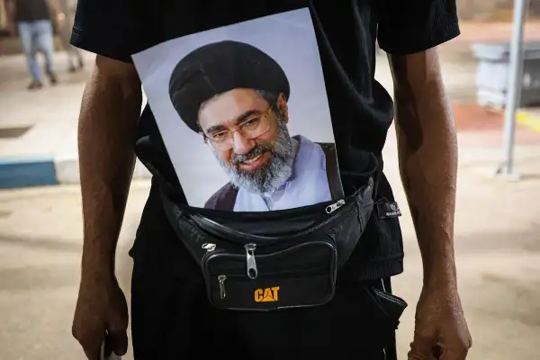 پس از جنجال استعفا، دفتر مجتبی خامنهای واکنش او به «نامه» پزشکیان را تکذیب کرد