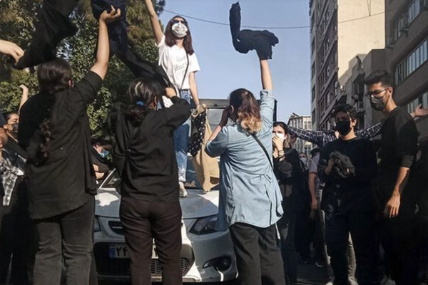استمرار الانتفاضة الشعبية ضد النظام الإيراني.. هتافات وإسقاط للعمائم وإحياء لذكرى القتلي