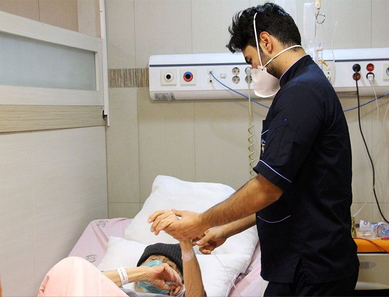 تزامنا مع احتجاجات الممرضين.. تأكيد انتحار ممرض في إيران بسبب عدم تجديد عقده