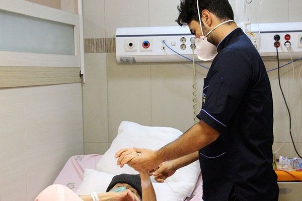 تزامنا مع احتجاجات الممرضين.. تأكيد انتحار ممرض في إيران بسبب عدم تجديد عقده