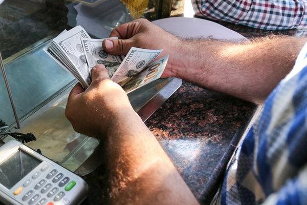 الدولار يتجاوز 125 ألف تومان في تدهور قياسي جديد للعُملة الإيرانية
