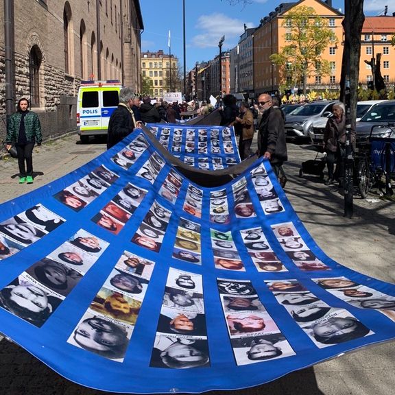 نمایشگاهی از یادگاریهای قربانیان جمهوری اسلامی در سوئد؛ فراخوان تجمع جهانی برای ۲۵ شهریور