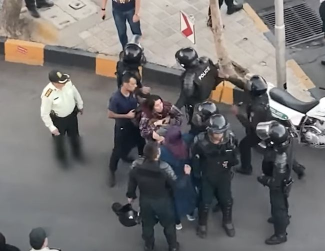 حصري لـ"إيران إنترناشيونال": انتهاكات واسعة يرتكبها الأمن الإيراني ضد "معتقلات الانتفاضة"