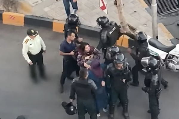 حصري لـ"إيران إنترناشيونال": انتهاكات واسعة يرتكبها الأمن الإيراني ضد "معتقلات الانتفاضة"