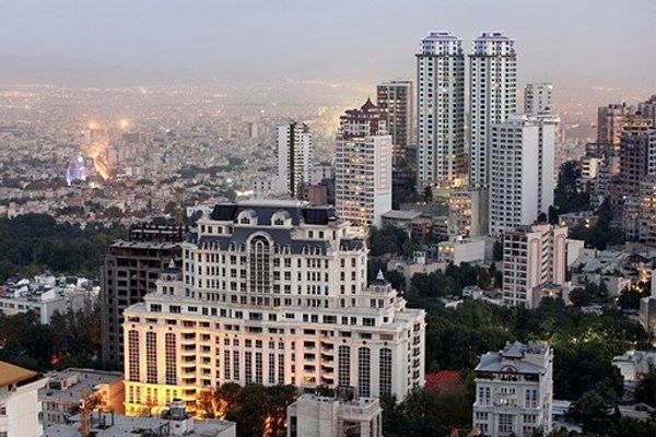 "مفتي طالبان" في طهران مع 3 زوجات و 12 ابنًا يواجه مشكلة بالسكن