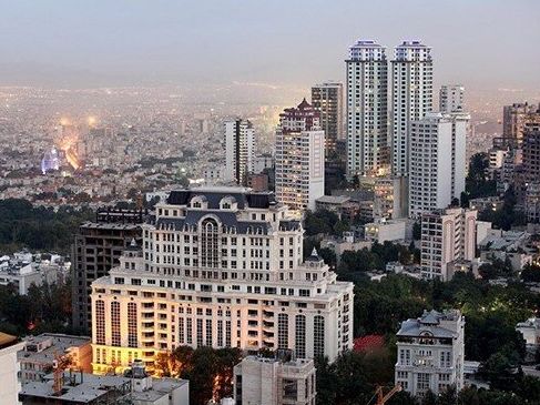 "مفتي طالبان" في طهران مع 3 زوجات و 12 ابنًا يواجه مشكلة بالسكن