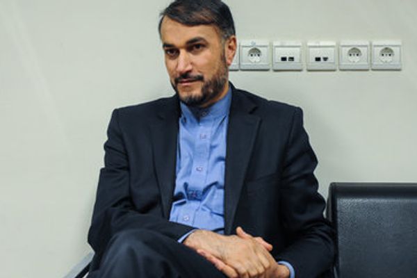 وزير الخارجية الإيراني يصل إلى بكين لبحث كيفية تنفيذ اتفاق الـ 25 عاما مع الصين