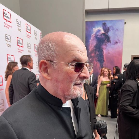 سلمان رشدی به ایراناینترنشنال: برای زنان شجاع و مبارز ایران آرزوی موفقیت میکنم