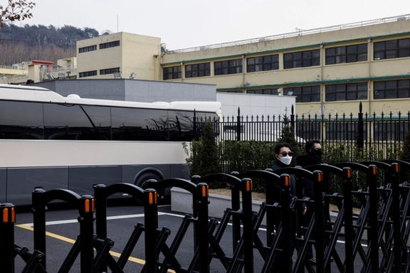 اتوبوس پارک شده مقابل اقامتگاه ریاست جمهوری برای جلوگیری از بازداشت یون ساک یول