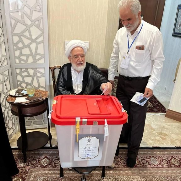 Mehdi Karroubi casting his vote on July 5, 2024