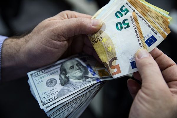 مسؤول في الغرفة التجارية الإيرانية: جميع طرق إعادة العملة الصعبة إلى البلاد مسدودة