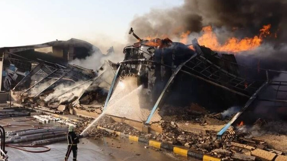 آتشسوزی انبار ساختمان شماره ۲ گمرک منطقه ویژه اقتصادی کاوه. سازه سولهها در اثر آتشسوزی فرو ریخت.