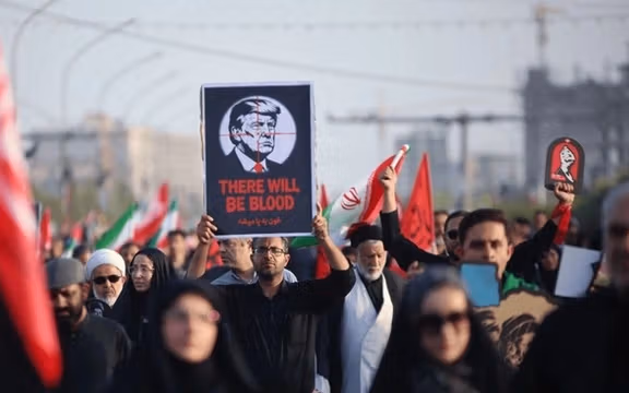 تشییع جنازه علی خامنهای، دیکتاتور پیشین ایران، با برگزاری مراسمی در قم، برای پنجمین روز ادامه دارد