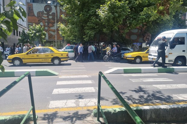 هجوم مسلح في طهران.. وتصريحات متناقضة للمسؤولين حول هوية وعدد الضباط المصابين في الحادث