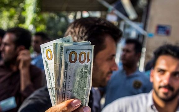 انهيار مستمر للعملة الإيرانية: الدولار الواحد مقابل 43 ألفاً و120 توماناً