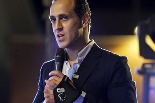 نجم إيران السابق علي كريمي: وصلنا لنقطة لا يمكن التراجع عنها وإلا فلننتظر العواقب السيئة