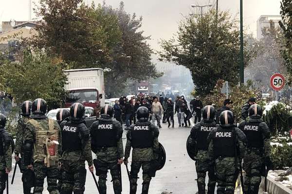 چرا با گذشت شش سال هنوز نمیدانیم جمهوری اسلامی در اعتراضات آبان خونین ۹۸ چند نفر را کشت؟