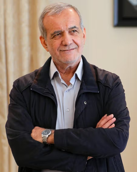 رغم الخسائر العسكرية.. الرئيس الإيراني يشيد "بدور قوات الدفاع في البلاد"