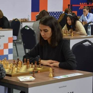 ادامه کنار گذاشتن حجاب اجباری با وجود فشارهای حکومتی؛ سارا خادمالشریعه روسری از سر برداشت