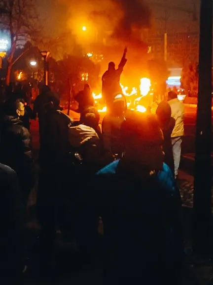 پیام مخاطب از کرج: موتورسواران حکومت مردم را گیر انداختند و به تیر بستند