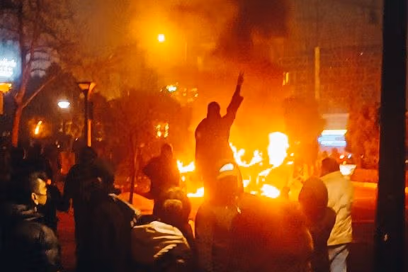 پیام مخاطب: ۱۵۰ معترض بازداشتی در مشهد را در اتاقی کوچک حبس کردهاند