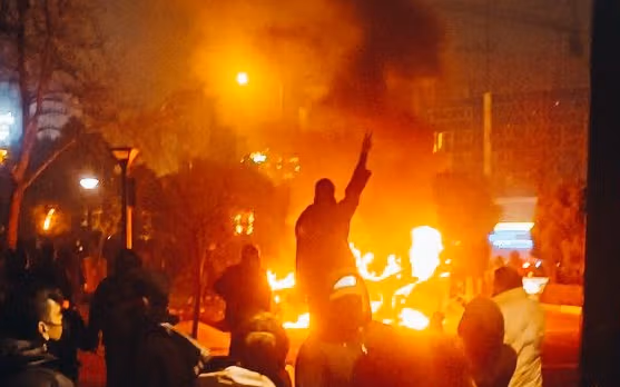 برلماني إيراني يقرّ بمقتل آلاف المحتجين أمام مقار "الباسيج" والشرطة ويتهم أميركا وإسرائيل