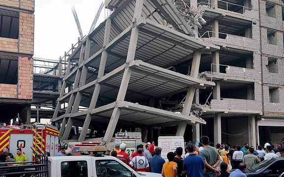 روزنامه شرق درباره سازههای غیرمجاز خلازیر: یک پژوهش، خلازیر را دارای۱۶ ذینفع اصلی دانسته