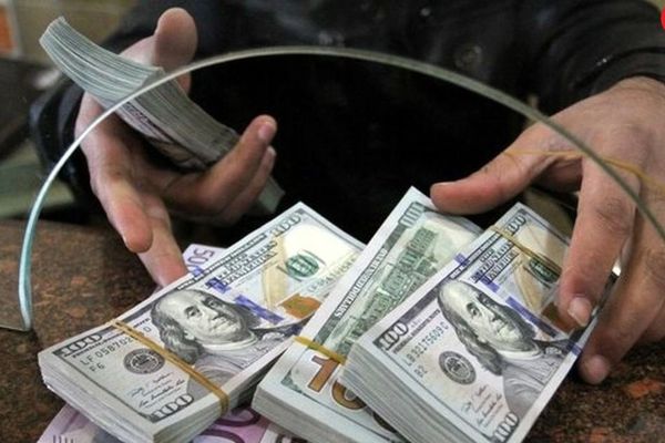الدولار والذهب يواصلان تحطيم الأرقام القياسية في إيران