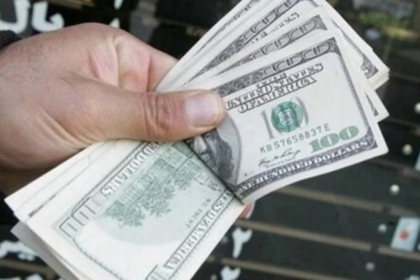 الدولار يواصل الارتفاع في السوق الإيرانية.. وانخفاض كبير في شراء المواد الغذائية