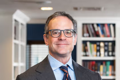 "بوليتيكو": مايكل آنتون يتولى رئاسة الفريق الفني الأميركي في المفاوضات مع إيران