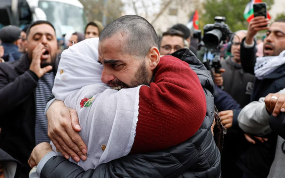 اسرائیل آزادی صدها زندانی فلسطینی را به دلیل «مراسم تحقیرآمیز حماس» به تعویق انداخت