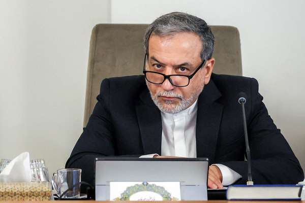 عراقجي يحذر بغداد من "الفتنة الأميركية".. ويطلع نظيره العراقي على رسالة ترامب