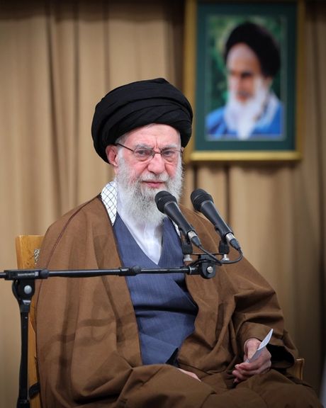 خامنئي: إيران تتقدّم رغم الأزمات والشعب أحبط محاولات "الأعداء" لتغيير هويتها