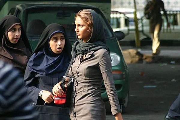 النظام الإيراني يكثف ضغوطه على معارضات الحجاب الإجباري.. وتزايد استخدام العنف ضدهن
