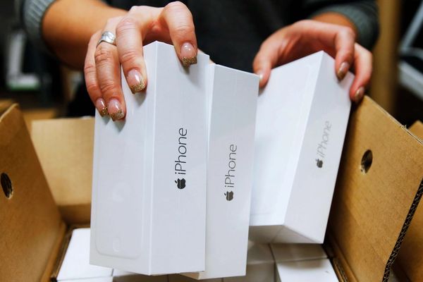 الذهب والدولار يواصلان الارتفاع في إيران.. و"آيفون-16" بـ220 مليون تومان