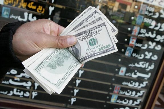 الدولار يقترب من 46 ألف تومان.. والبنك المركزي الإيراني يحذر من "تيار التسعير"