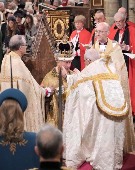 چارلز سوم تاج شاهی بریتانیا را بر سر گذاشت؛ «خداوند حافظ پادشاه باشد»