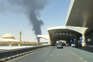 پس از صدای چند انفجار ستون بزرگی از دود در نزدیکی فرودگاه اصلی ریاض مشاهده شد