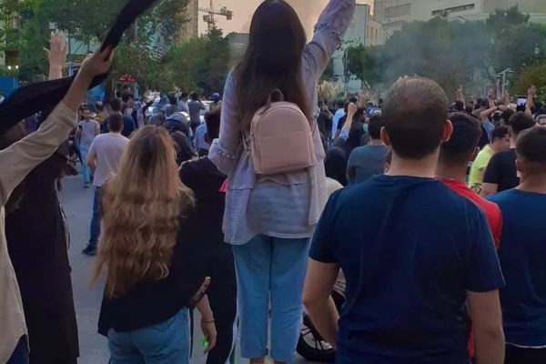 بيان "ضرورة التضامن" للفنانين الإيرانيين يؤكد: على الغرب التوقف عن "استرضاء نظام طهران"
