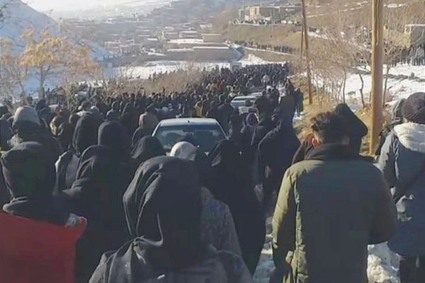 إحياء ذكرى ضحايا الانتفاضة الشعبية في عدة مدن إيرانية.. والمشاركون: "أخي الشهيد سأنتقم لك"
