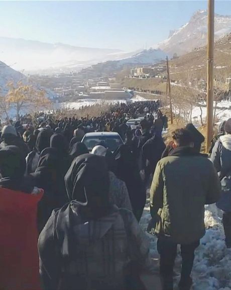 إحياء ذكرى ضحايا الانتفاضة الشعبية في عدة مدن إيرانية.. والمشاركون: "أخي الشهيد سأنتقم لك"